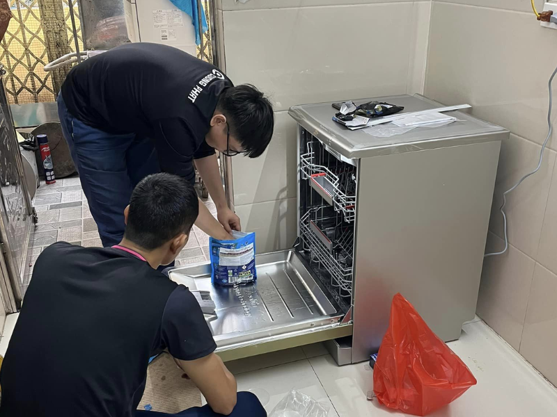 Dich-vu-sua-may-rua-bat-tai-Dien-lanh-Duc-Hung-2